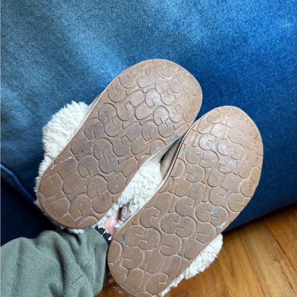 UGG slippers size 8 - Picture 4 of 13